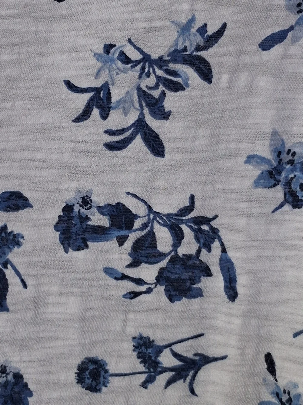Lucky Brand Women's Blue & White Floral V-Neck Tshirt; Size S - Picture 2 of 5